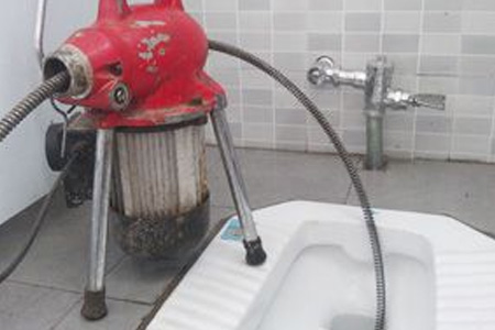 厕所马桶漏水-水管的修理
