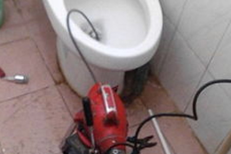 南充南部双佛厕所漏水怎样处理,厕所堵了咋办呀,蹲便器下水疏通
